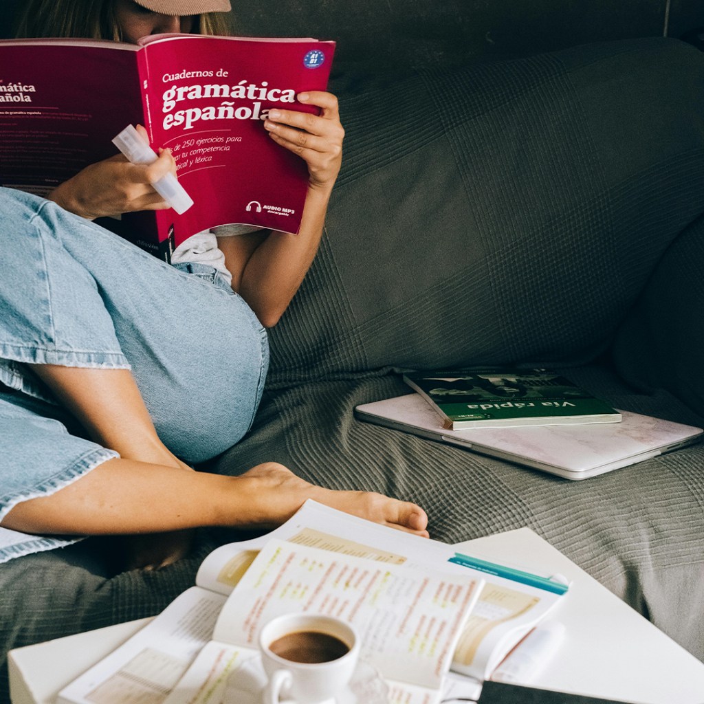 A Woman Sitting on the Couch while Reading a Book translation image Leeloo The First pexels